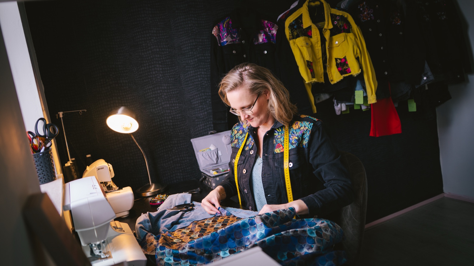 Kim aan het werk in haar atelier