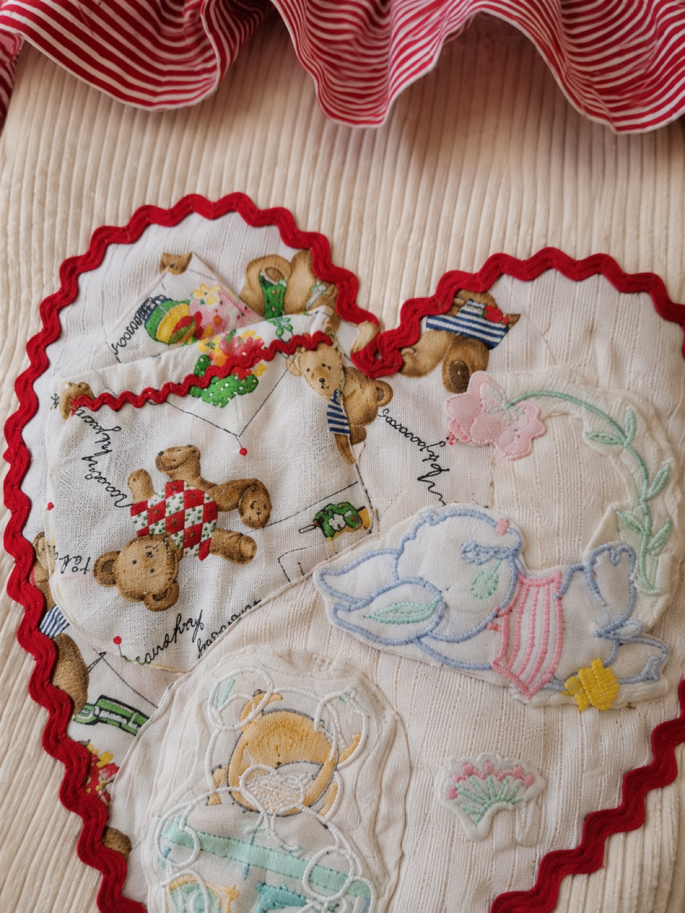 Detail van een herinneringstas met teddybeertjes